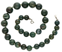 No reserve - Set collier, broche en oorstekers van groen agaat met zilveren slot en stekers.