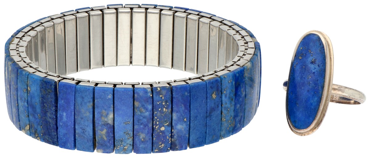 No reserve - Zilveren ring en metalen armband met lapis lazuli.