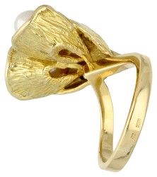 18K geelgouden design ring met druppelvormige cultivé parels.