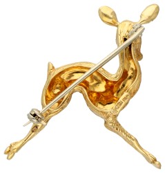 18K Geelgouden broche van een ree met synthetische roze saffier.