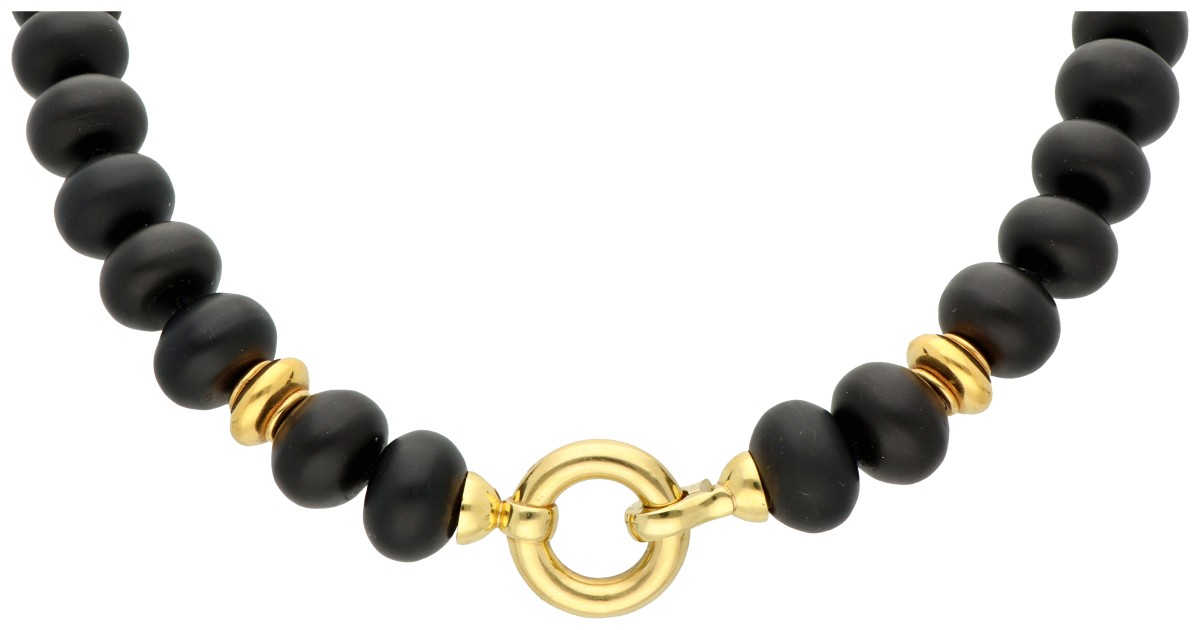 Collier van gematteerde onyx met 18K geelgouden slot.