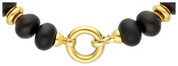 Collier van gematteerde onyx met 18K geelgouden slot.