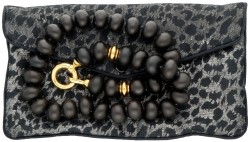 Collier van gematteerde onyx met 18K geelgouden slot.