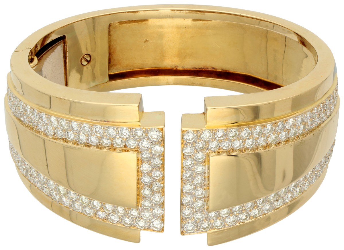 18K Geelgouden bangle armband bezet met ca. 3.40 ct. diamant.