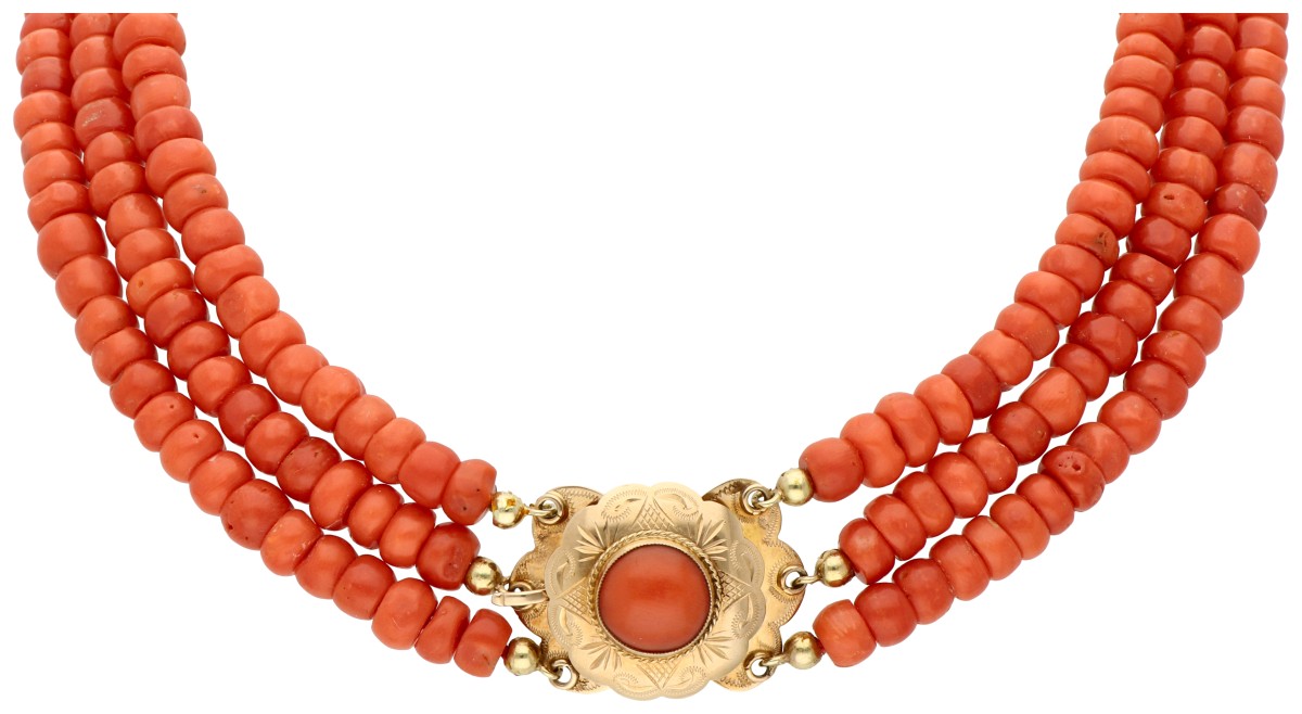 Drierijig vintage bloedkoralen collier met 14K geelgouden sluiting.