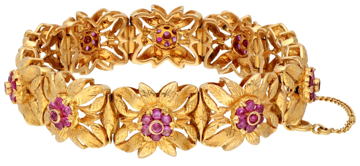 18K Geelgouden vintage armband met florale details bezet met ca. 3.45 ct. natuurlijke robijn.