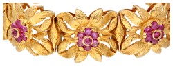 18K Geelgouden vintage armband met florale details bezet met ca. 3.45 ct. natuurlijke robijn.