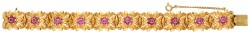 18K Geelgouden vintage armband met florale details bezet met ca. 3.45 ct. natuurlijke robijn.