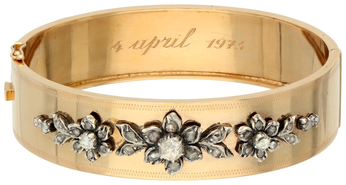 14K Geelgouden bangle armband bezet met zilveren florale appliques en roos geslepen diamanten.