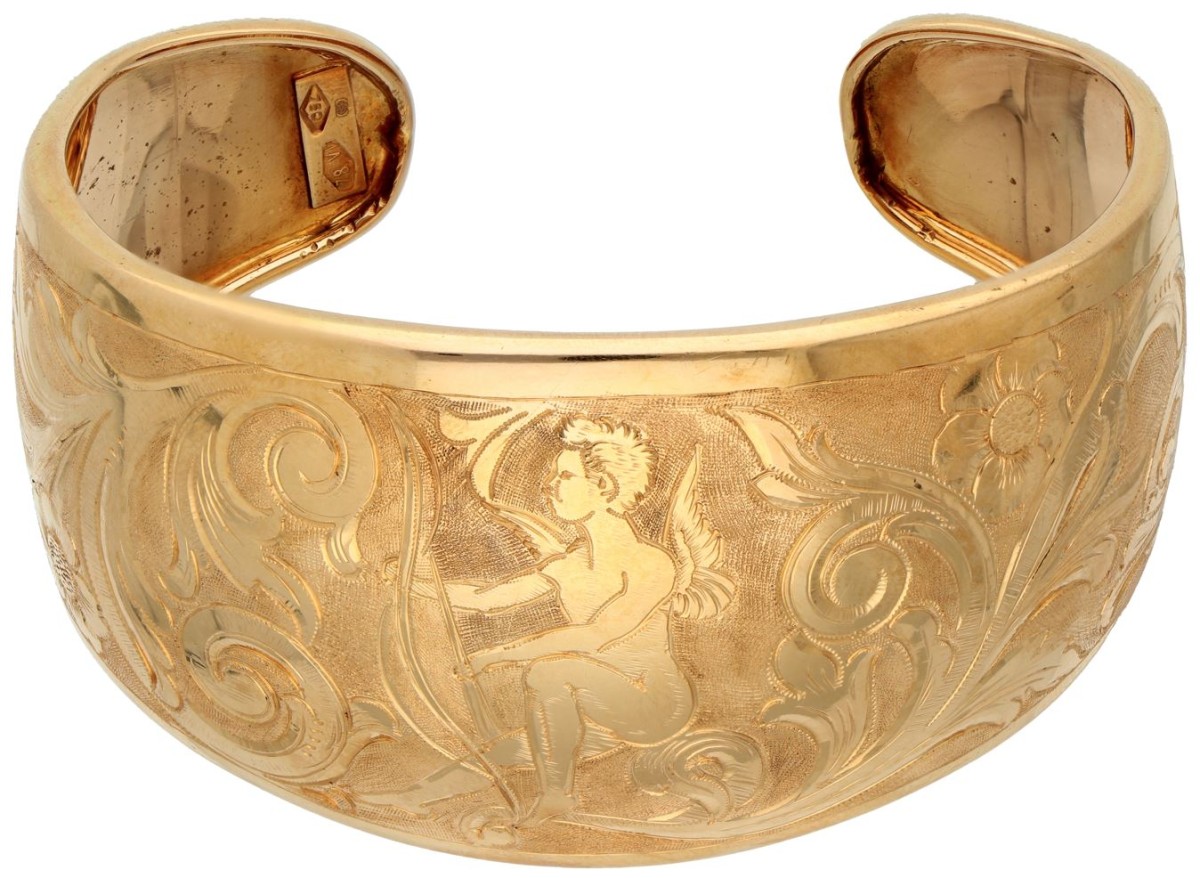 14K Geelgouden vintage cuff armband met een gegraveerde voorstelling van een cupido en florale details.