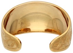 14K Geelgouden vintage cuff armband met een gegraveerde voorstelling van een cupido en florale details.