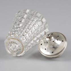 No reserve - Kristal glazen suikerstrooibus met zilveren dop.