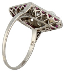 Platina Art Deco marquise ring bezet met ca. 0.24 ct. diamant, robijn en gecultiveerde parel.