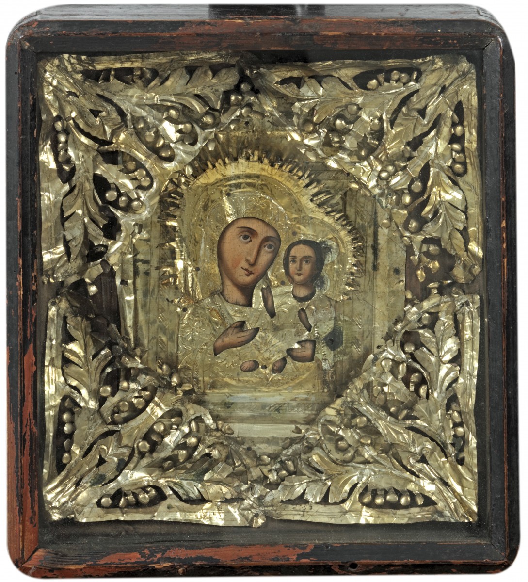 Een ikoon voorstellende moeder en kind, versierd met bladmetaal in bloemmotieven.