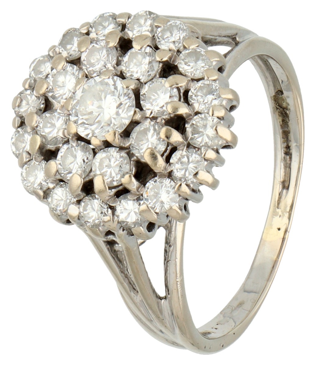 18K Witgouden entourage ring bezet met ca. 0.75 ct. diamant.