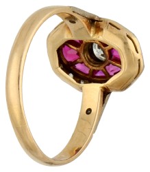 14K Geelgouden entourage ring met diamant en synthetische robijn.