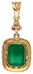 14K Geelgouden entourage hanger bezet met chrysopraas en oud geslepen diamanten.