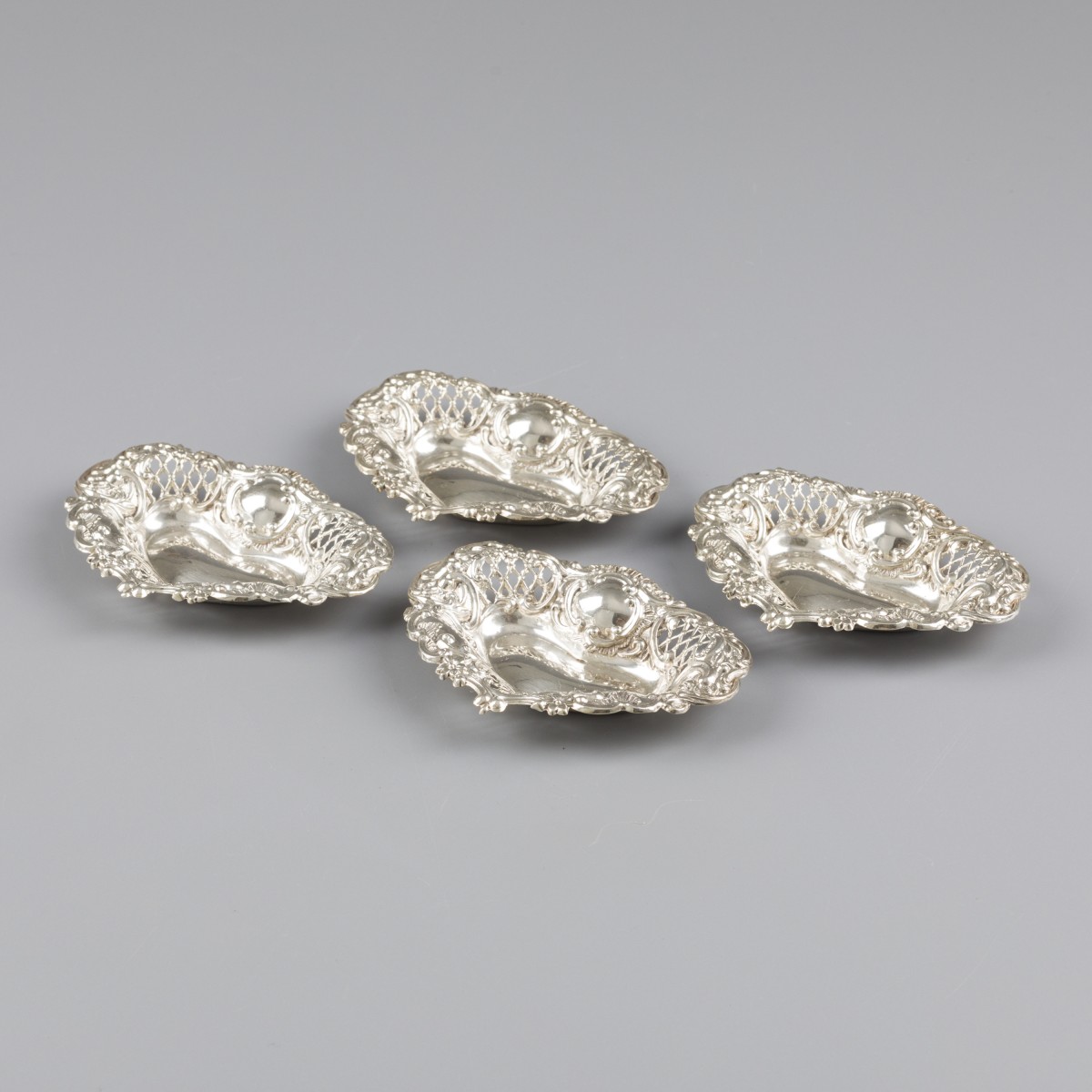 No reserve - 4-delige set bonbonmandjes zilver.