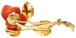 14K Geelgouden brooch met gestoken bloedkoralen roos.