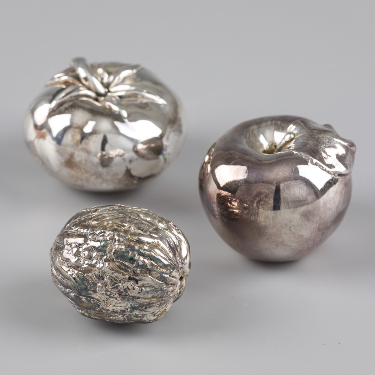 No reserve - 3-delige set diverse miniatuur vruchten en noot, zilver.