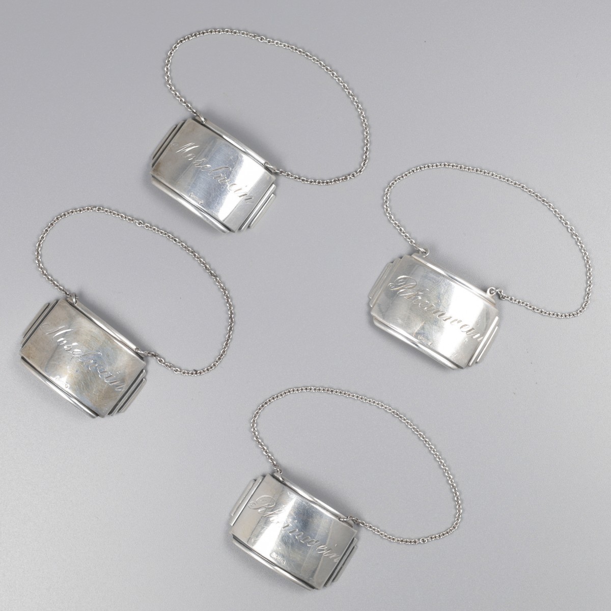 No reserve - 4-delige set Flessenlabels Art-Deco zilver.