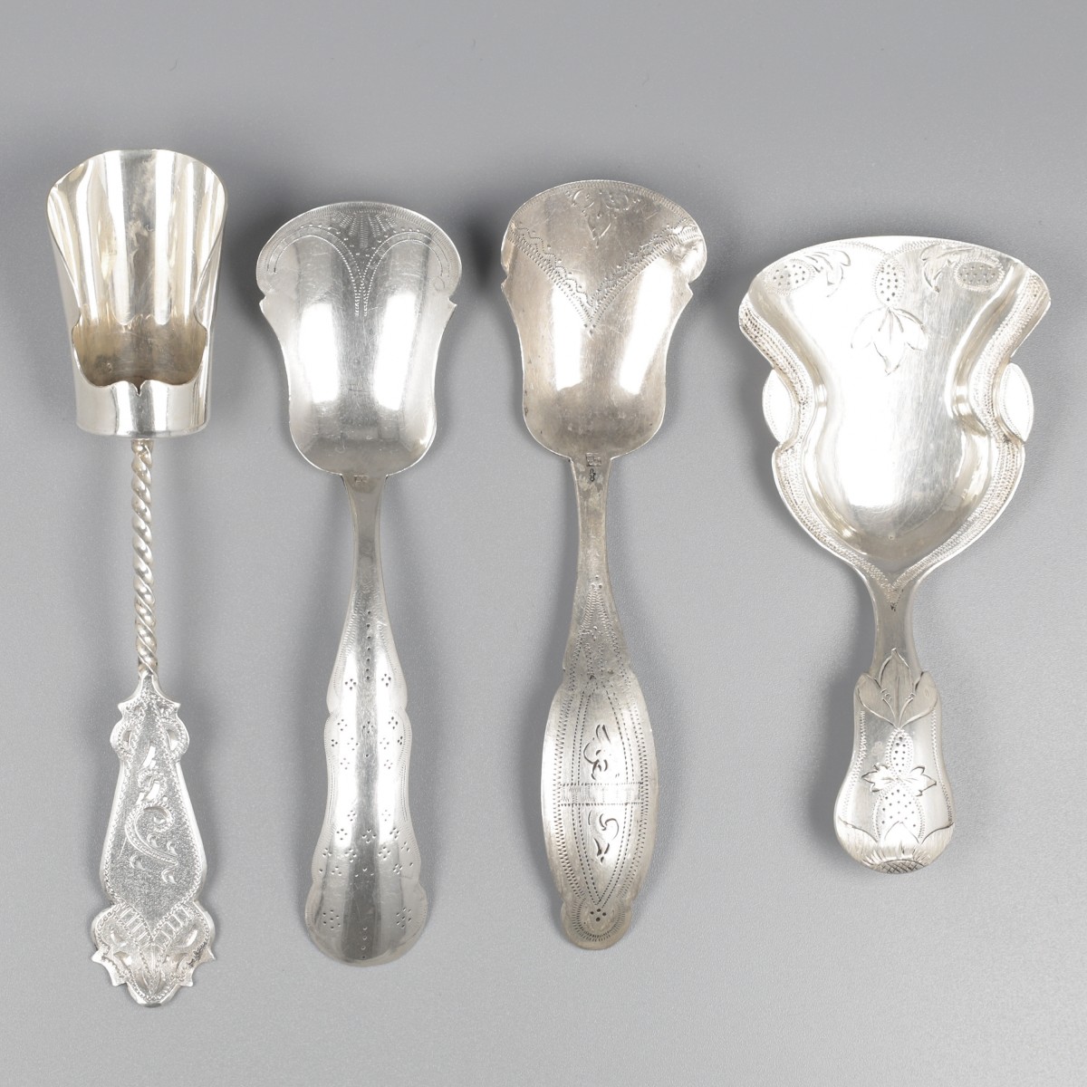 No reserve - 4-delig lot thee- en suikerscheppen zilver.