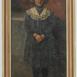 Ids Wiersma (Brantgum (Dongeradeel) 1878 - 1965 Tytsjerksteradiel), Portret van een jong meisje ten voeten uit.
