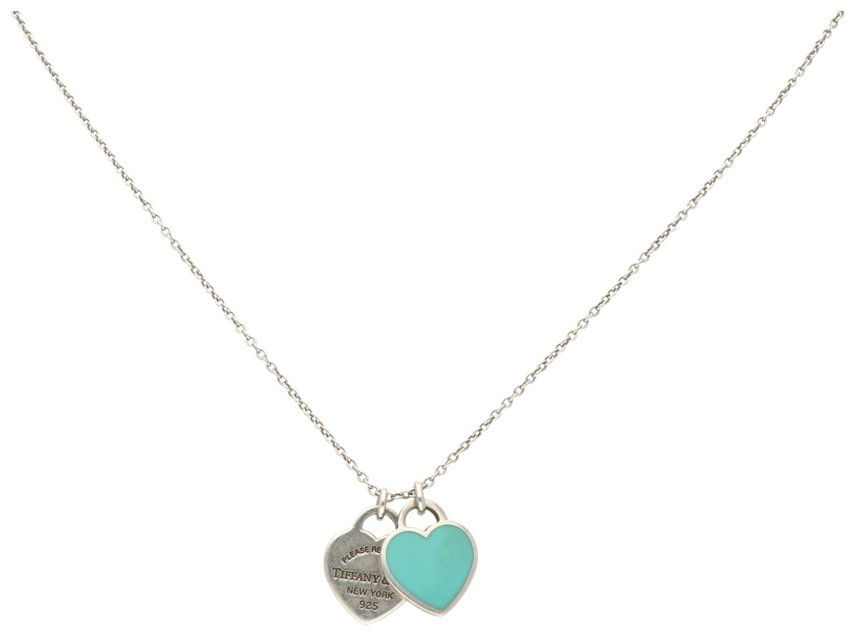 Tiffany & Co sterling zilveren anker-schakelcollier met twee hartvormige hangers waarvan één met blauwgroene email.