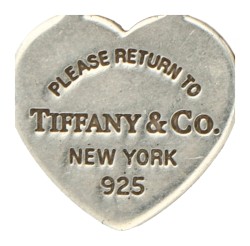 Tiffany & Co sterling zilveren anker-schakelcollier met twee hartvormige hangers waarvan één met blauwgroene email.