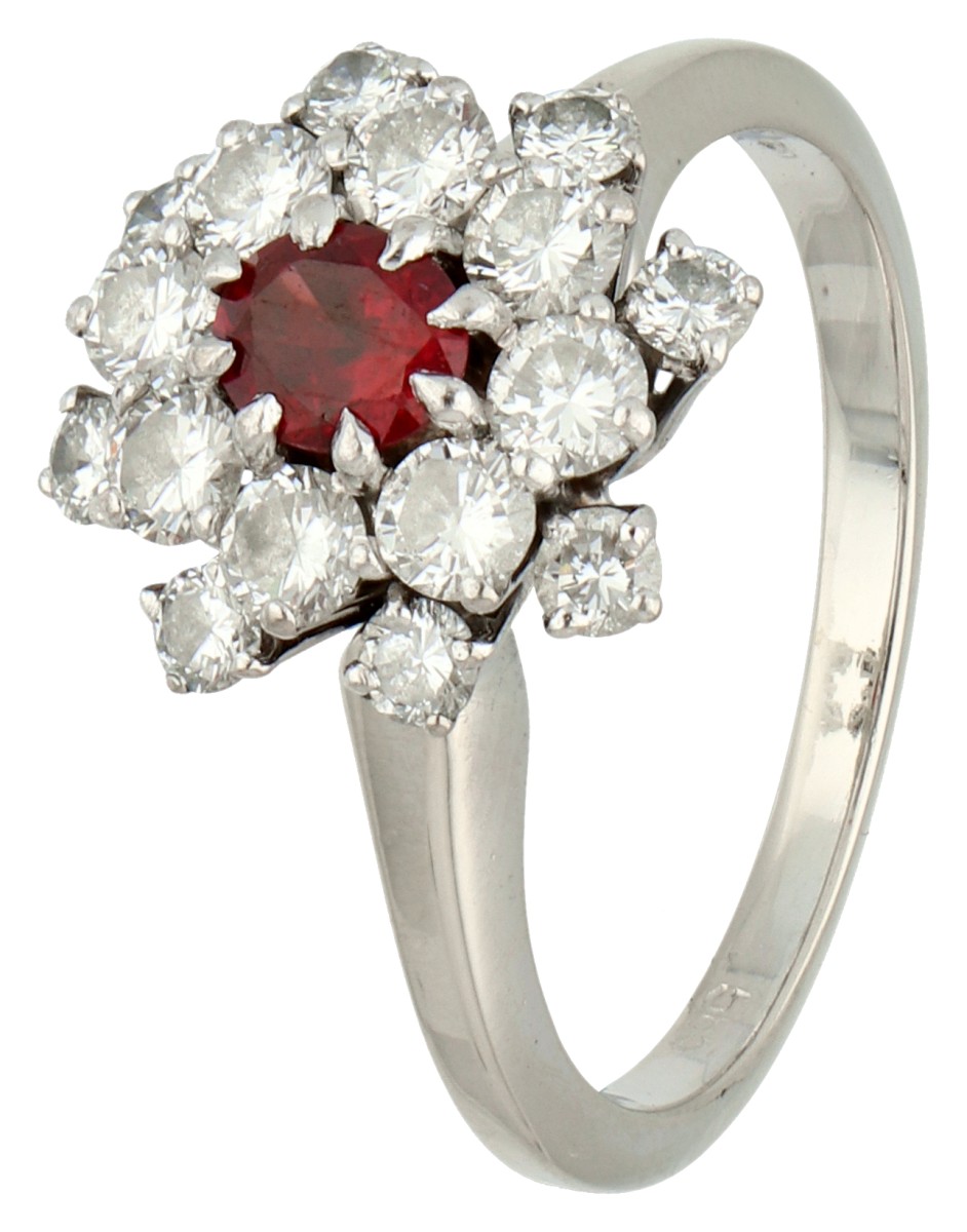 14K Witgouden rozet ring bezet met ca. 0.48 ct. robijn en ca. 1.04 ct. diamant.