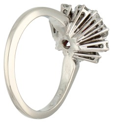 14K Witgouden rozet ring bezet met ca. 0.48 ct. robijn en ca. 1.04 ct. diamant.