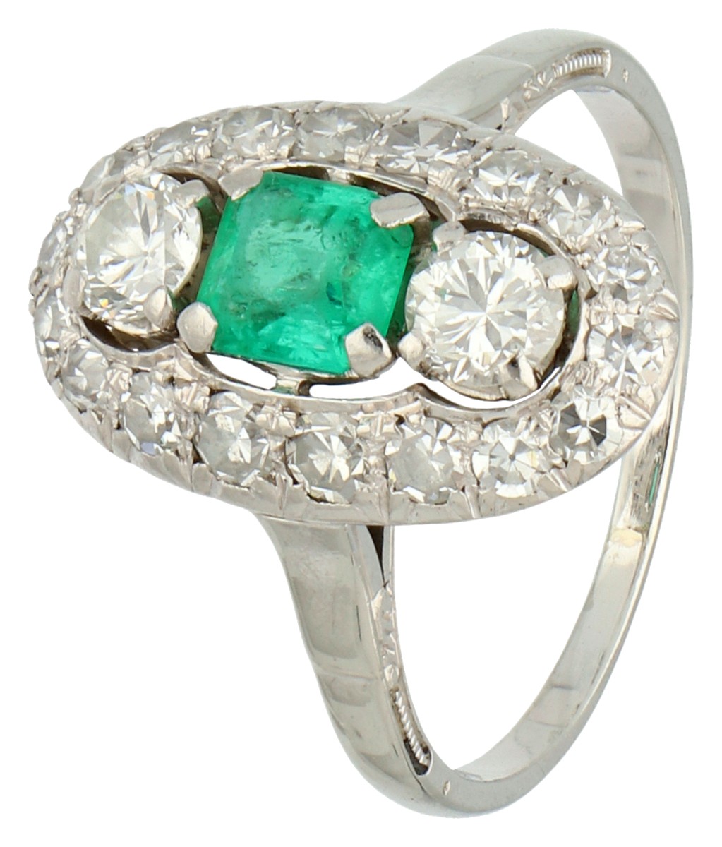 14K Witgouden ring bezet met ca. 0.78 ct. diamant en groene steen in platina.