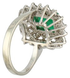 18K Witgouden entourage ring bezet met smaragd en ca. 0.80 ct. diamant.