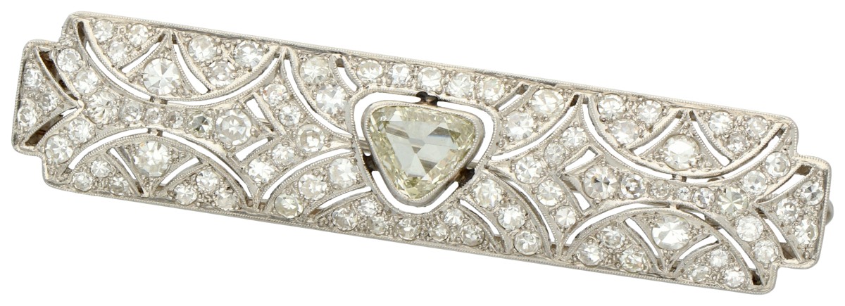 Platina Art Deco staafbroche centraal bezet met een lichtgele diamant.