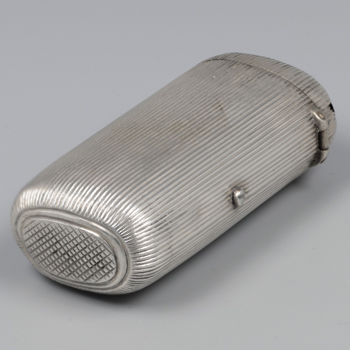 No reserve - Tondeldoosje / Vesta Case zilver.