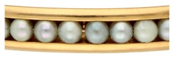 Alton 18K geelgouden bangle armband rondom bezet met cultivé parels.