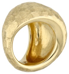 14K Geelgouden dome ring met gehamerde structuur.