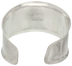 Torsten Mahl sterling zilveren cuff armband met geometrische graveringen en blauwe chalcedoon.