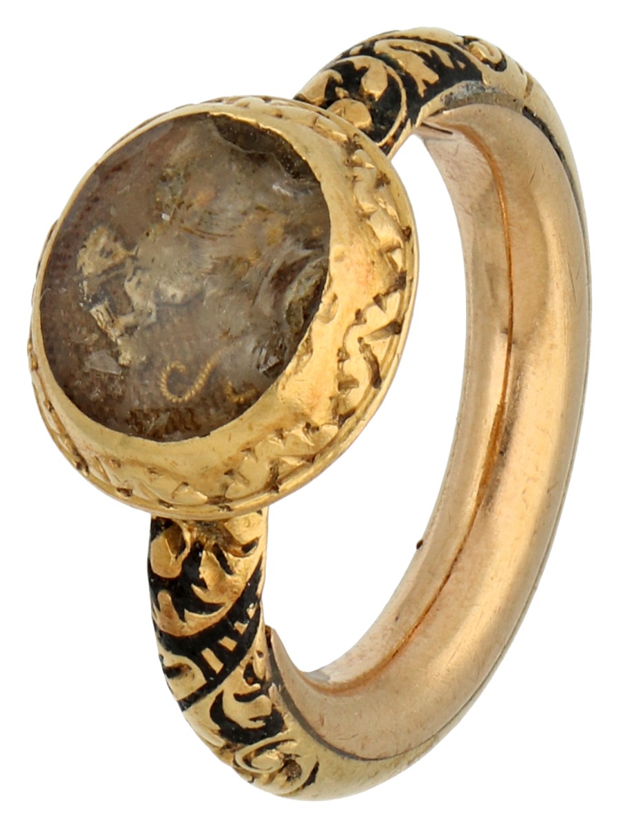 18e eeuwse Engelse geelgouden 'Stuart Crystal' of 'Memento Mori' ring.