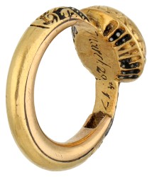 18e eeuwse Engelse geelgouden 'Stuart Crystal' of 'Memento Mori' ring.