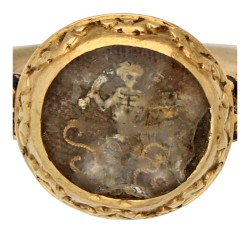 18e eeuwse Engelse geelgouden 'Stuart Crystal' of 'Memento Mori' ring.