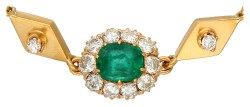 18K Geelgouden armband bezet met een entourage van ca. 0.90 ct. diamant en groene kleursteen.