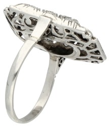 Platina Art Deco ring met geometrische opengewerkte details en bezet met diamant.