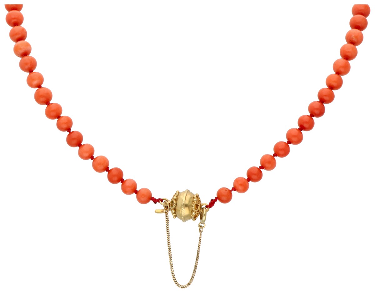 Bloedkoralen collier met 14K geelgouden bolsluiting.