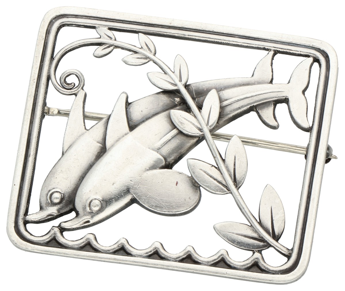 Georg Jensen sterling zilveren broche 251 met springende dolfijnen ontworpen door Arno Malinowski.