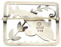 Georg Jensen sterling zilveren broche 251 met springende dolfijnen ontworpen door Arno Malinowski.