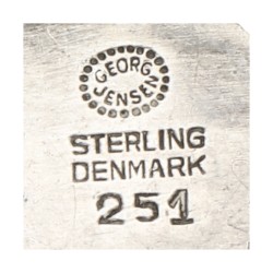 Georg Jensen sterling zilveren broche 251 met springende dolfijnen ontworpen door Arno Malinowski.