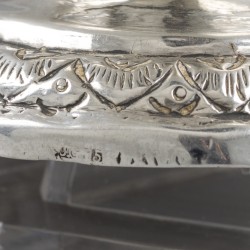 Decoratieve schaal op voet zilver.