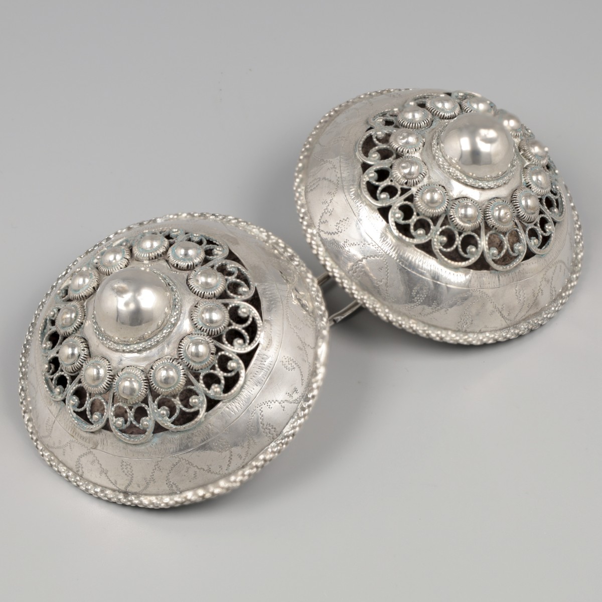 Zuid-Bevelandse set broekstukken (2), zilver.