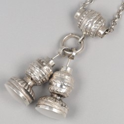 Jasseron ketting met twee cachets, zilver.